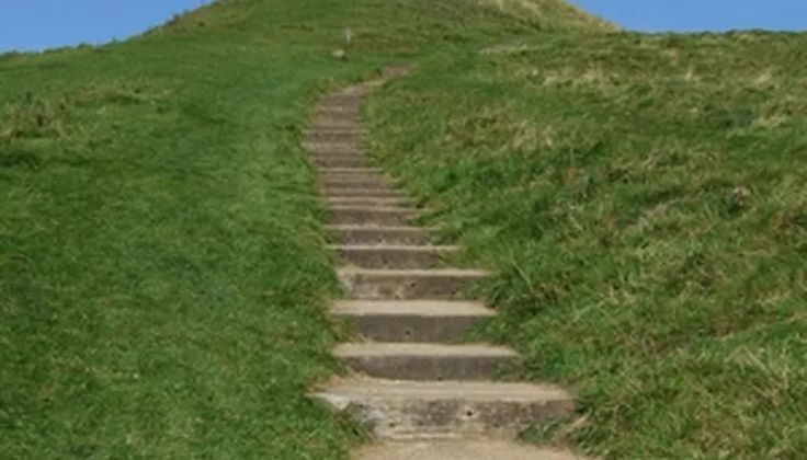 there is a very steep hill with stairs going up it