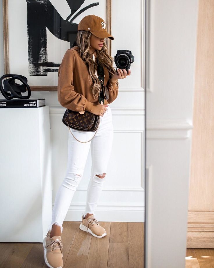 Jeans And Sneakers Outfit, Sneaker Outfits Women, Look Legging, Mommy Outfits, White Jeans Outfit, Beige Outfit, Outfits With Hats, Looks Chic, Sporty Outfits