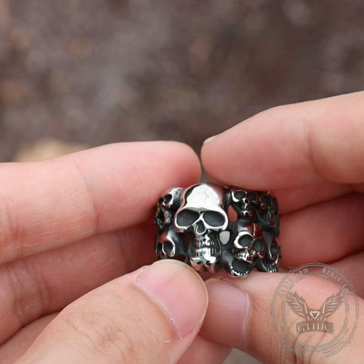 💀This ring consists of a large skull and multiple small skulls. If you look carefully, you will find that the expressions of each skull on this ring are different.