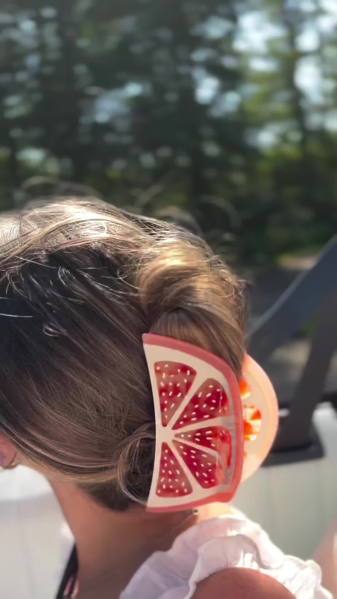 Freshen up your style with our large grapefruit claw clip! 🍊✨ This vibrant, citrus-inspired accessory brings a juicy burst of color to your hair, perfect for adding a little zest to your everyday look.  Inspired by the bright, tangy goodness of grapefruits, this claw clip is designed to stand out and keep your hair looking fabulous all day long! 💖🍋 

#CitrusStyle #FreshHairVibes #ClawClipLover #HairAccessories #SummerStyle