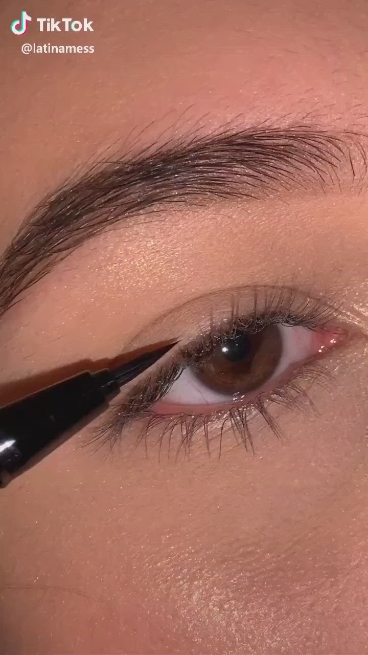 This contains an image of: AMAZING EYE LINER HACK