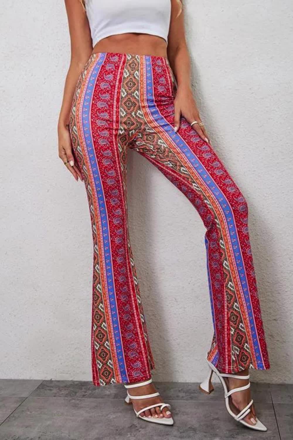 These high-waisted skinny trousers combine elasticity with a stylish printed design. The split-joint detail adds a contemporary edge, making them perfect for a chic, fitted look. Ideal for both casual and dressier occasions, they offer comfort and a fashionable statement.