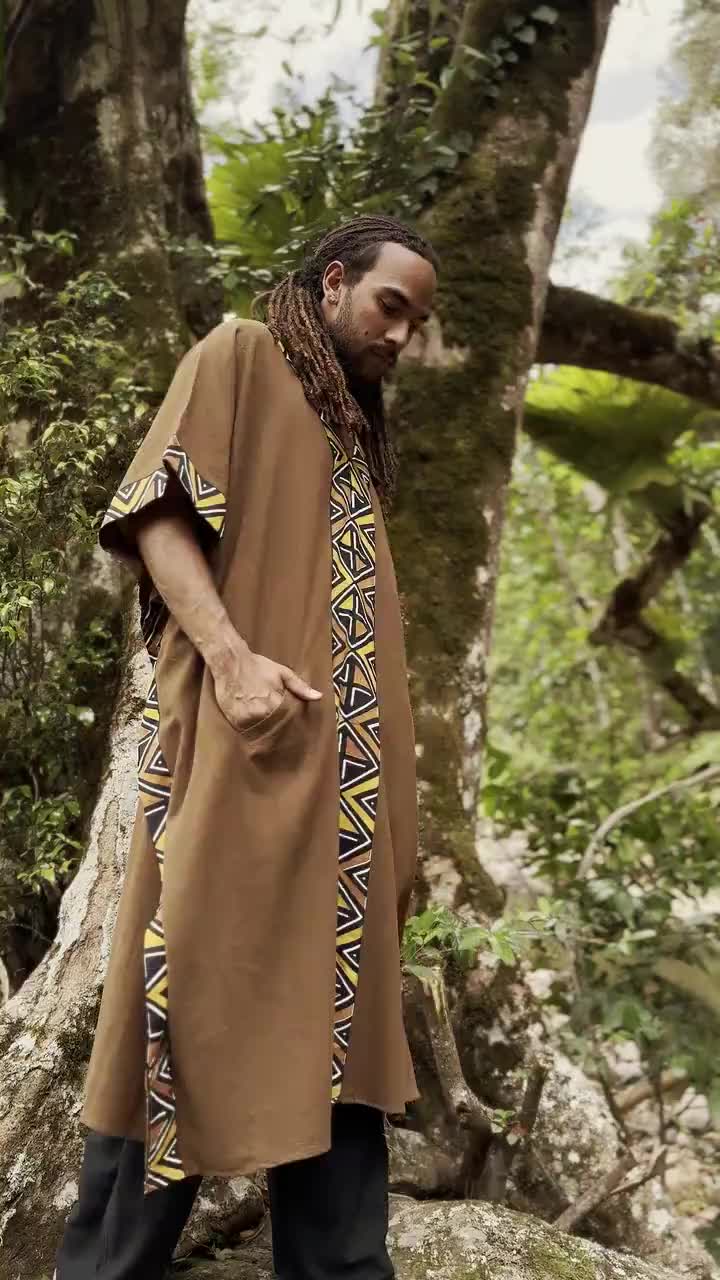 Nous vous présentons notre superbe Kaftan à motifs africains fait à la main, le choix parfait pour toute cérémonie ou occasion rituelle. Cette belle pièce présente des couleurs vives et audacieuses et des motifs tribaux complexes d'inspiration africaine teints naturellement avec des feuilles et de l'écorce.
En plus de son design saisissant, ce caftan est également fonctionnel et pratique. Le caftan comporte deux poches, qui offrent un espace de rangement pratique pour vos essentiels afin que vou