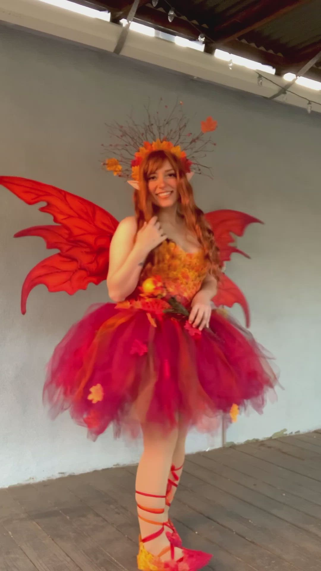 This contains: Do it yourself orange fairy wings made of pantyhose, wire, gluegun and paint. Easy and fun wings