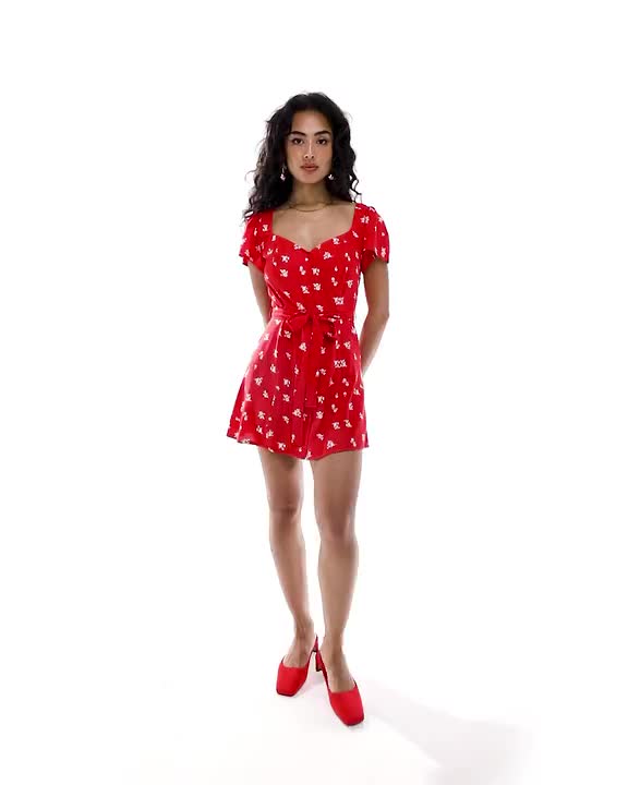 Vestiti di ASOS DESIGN Minore sforzo, grande ricompensa Fantasia a fiori Scollo a cuore Abbottonatura sul davanti Maniche con volant Allacciato in vita Regular fit