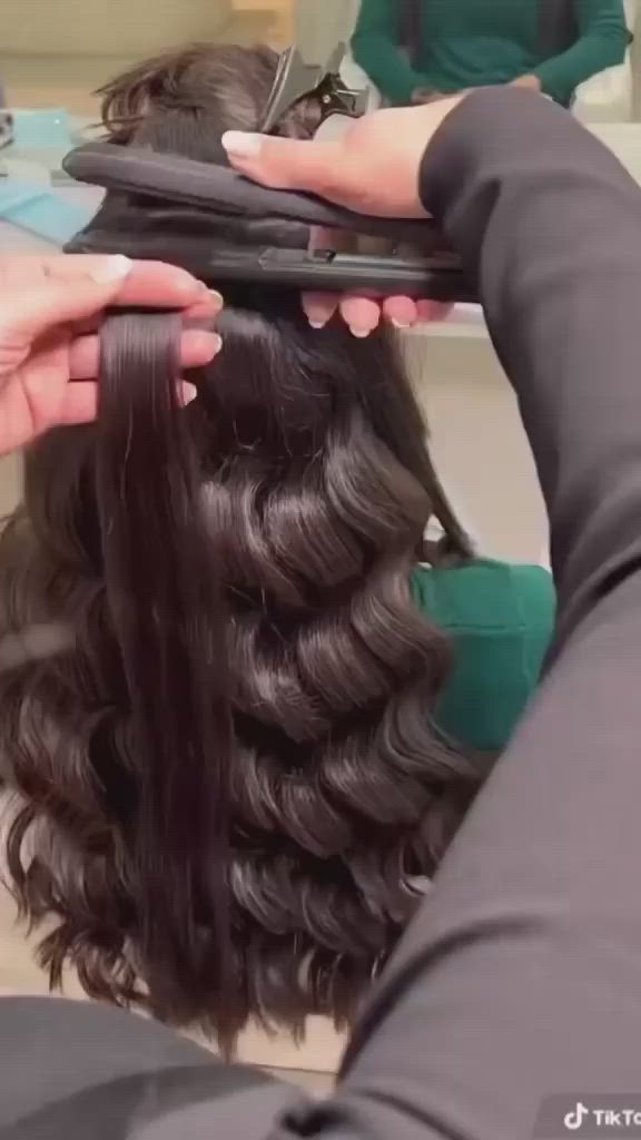 This contains an image of: WAVY HAIR TECHNIQUE IDEA