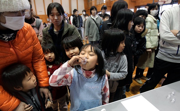 東京電力福島第一原発で建屋が爆発した2011年3月12日、福島県川俣町の避難所では40歳未満の避難者全員が甲状腺被曝を防ぐためにヨウ化カリウムを服用した