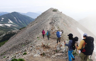 北アルプス白馬岳北方の稜線を歩く登山者＝２０２４年７月１４日午前５時５５分