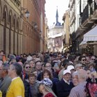 Las calles de León se llenaron de personas en el ambiente festivo que se vivió este domingo.