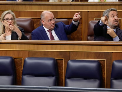 El portavoz del PP en el Congreso, Miguel Tellado, en el centro, entre sus adjuntos, Macarena Montesinos y Jaime de Olano.