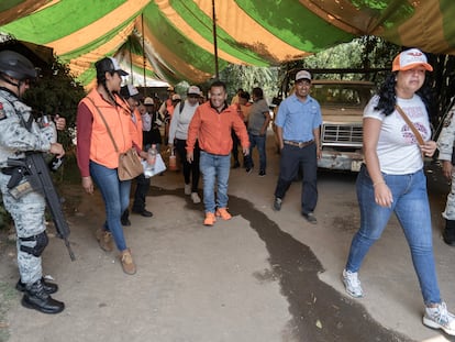 Arturo Lara de la Cruz durante un recorrido de campaña en Amanalco (Estado de México).