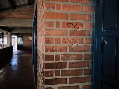 Dos agujeros de bala en los pasillos de la Institución Educativa José María Obando en Corinto (Departamento de Cauca).