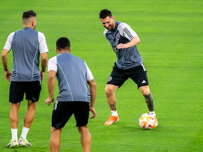 Jordi Alba y Lionel Messi de Inter Miami entrenan este martes, en el estadio BBVA en Monterrey (México).