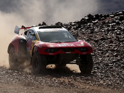 Sebastien Loeb y su copiloto Fabian Lurquin durante una etapa del Rally Dakar.