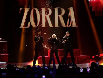 El dúo Nebulossa, presentando junto a sus bailarines el tema 'Zorra' en la primera semifinal del festival de Benidorm 2024.