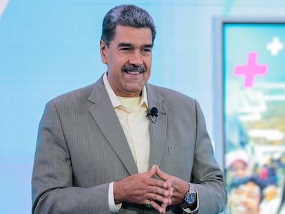 AME377. CARACAS (VENEZUELA), 16/09/2024.- Fotografía cedida por la Prensa Miraflores del presidente de Venezuela, Nicolás Maduro, durante su programa de televisión 'Con Maduro +', este lunes en Caracas (Venezuela). Maduro señaló como "terroristas" a los dos españoles detenidos, a quienes vincula con el Centro Nacional de Inteligencia (CNI) de España, por su presunta vinculación con una operación desestabilizadora contra su Gobierno. EFE/ Prensa Miraflores/SOLO USO EDITORIAL/SOLO DISPONIBLE PARA ILUSTRAR LA NOTICIA QUE ACOMPAÑA (CRÉDITO OBLIGATORIO)
