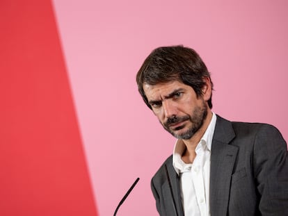 El portavoz de Sumar y ministro de Cultura, Ernest Urtasun, durante la rueda de prensa que ha ofrecido este lunes en la sede de la formación en Madrid.