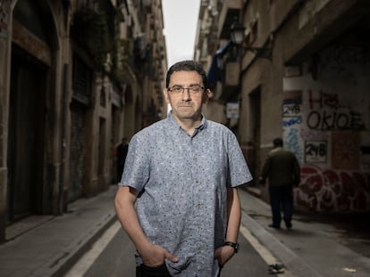 Ferran Busquets, director de Arrels durante 12 años, fotografiado en El Raval, al lado de la sede de la entidad.