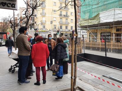 Terrazas levantadas en zonas de aparcamiento SER, en la calle Ponzano.