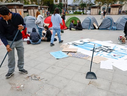 Imagen de las tiendas de campaña que varios manifestantes plantaron anoche en la plaza de Ayuntamiento en Valencia para reclamar el derecho a la vivienda.