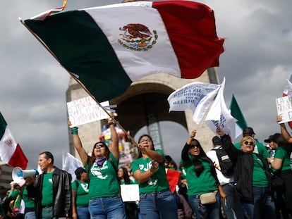 Trabajadores del Poder Judicial protestan contra la reforma frente el Monumento a la Revolución, el 1 de octubre en Ciudad de México.