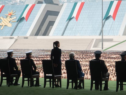 Claudia Sheinbaum (de pie) realiza un saludo a las Fuerzas Armadas de México junto a López Obrador, en el Colegio Militar de Tlalpan. El 10 de septiembre de 2024.