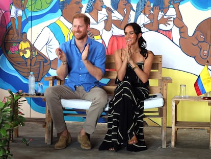 El príncipe Enrique y Meghan Markle en la Escuela de Tambores de Cabildo de Cartagena, durante su visita a  Colombia el 17 de agosto de 2024.