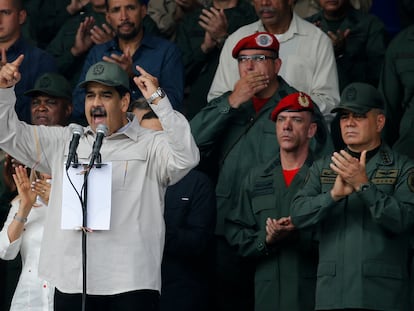 Nicolás Maduro da un discurso junto al general Iván Hernández, segundo por la derecha, en 2019.