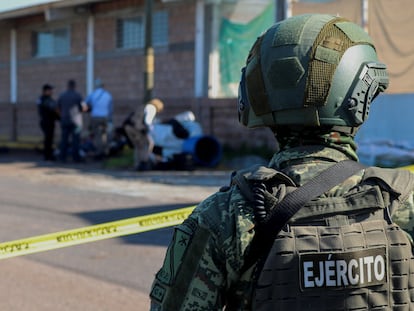 Un miembro del Ejército resguarda el área de un enfrentamiento el 15 de septiembre en Culiacán (Sinaloa).