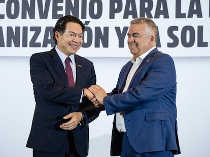 Mario Delgado, dirigente de Morena, y Santos Cerdán, secretario de Organización del PSOE, durante la firma de un convenio de colaboración, en Ciudad de México, el 28 de agosto de 2024.