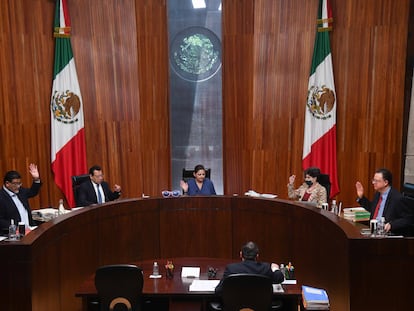 Los magistrados Mónica Aralí Soto, Reyes Rodríguez, Felipe Fuentes, Janine M. Otálora, y Felipe de la Mata, durante una sesión pública del TEPJF, el 7 de agosto en Ciudad de México.