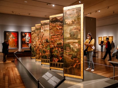 Unos visitantes observan ‘Obrador de los Correa’, una de las piezas de la exposición ‘Tornaviaje: Arte iberoamericano en España’ en el Museo del Prado.