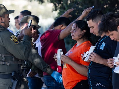 Migrantes son procesados por la Patrulla Fronteriza en San Diego, California, en mayo de 2024.