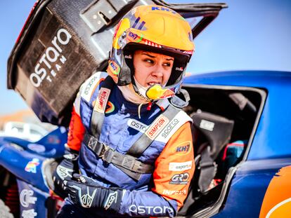 Laia Sanz, del equipo Astara, al final de la sexta etapa del rally.