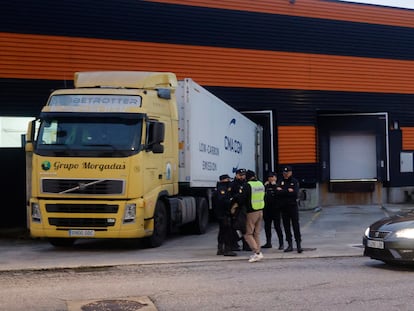 Registro policial en la nave de Cambre donde se halló el mayor alijo de cocaína de la historia de Galicia.