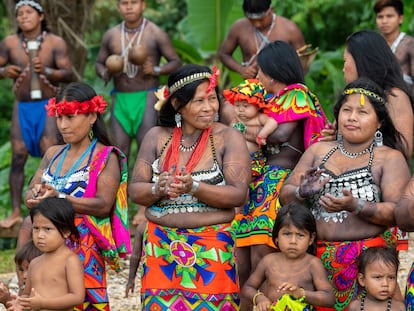 Mujeres y niñas indígenas emberas en el Lago Gatún en Panamá.