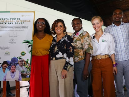 Jhenifer Mojica (centro) junto con agricultores y Claudia Calero, presidenta de Asocaña, en Santander de Quilichao, el 10 de mayo.