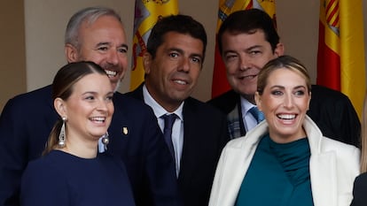 De izquierda a derecha, la presidenta de Baleares, Marga Prohens; de Aragón, Jorge Azcón, de la Comunidad Valenciana, Carlos Mazón; de Castilla y León, Alfonso Fernández Mañueco, y de Extremadura, María Guardiola, a su llegada al desfile por el Día de la Fiesta Nacional en Madrid, el 12 de octubre.