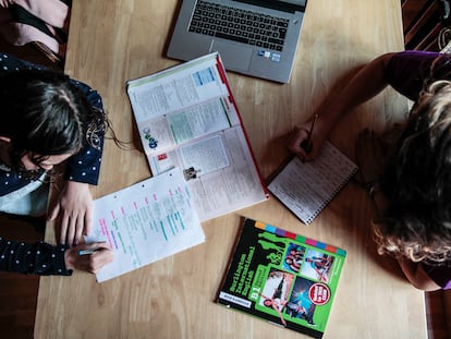 Dos adolescentes estudiando inglés.