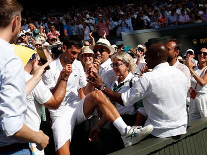 Djokovic desciende de la grada de la Centre Court tras celebrar la victoria con su 'box'.