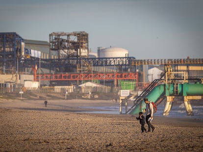 Un padre y su hija caminan por la playa de Las Ventanas, en la región de Valparaíso, durante una alerta sanitaria en junio de 2023.