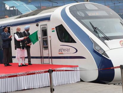 El primer ministro indio, Narendra Modi, inaugura el nuevo tren de alta velocidad.