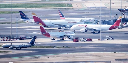 Varios aviones en el aeropuerto Adolfo Suárez de Madrid.