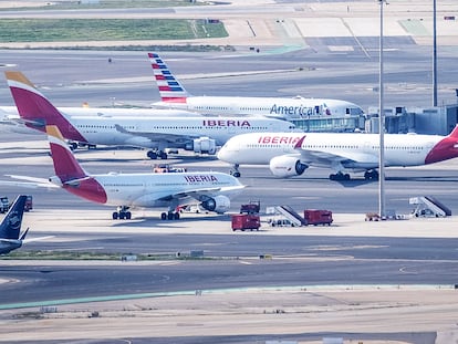 Varios aviones en el aeropuerto Adolfo Suárez de Madrid.