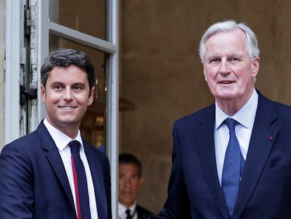 Michel Barnier (izquierda), nuevo primer ministro de Francia, saluda a su predecesor, Gabriel Attal, el pasado jueves.