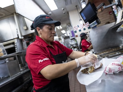 Una trabajadora en un restaurante en Chicago, Illinois, EE. UU., en septiembre de 2022.