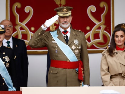 El rey Felipe VI y la reina Letizia, acompañados por la princesa de Asturias, Leonor de Borbón, presiden este sábado el tradicional desfile del Día de la Fiesta Nacional.