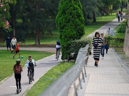 Varias personas pasean por los jardines del Turia de Valencia el 24 de septiembre.