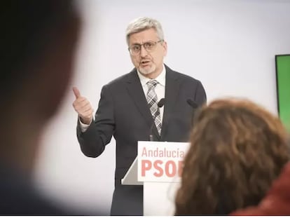 El portavoz del PSOE-A, Josele Aguilar, en la rueda de prensa en la que se anuncia la presentación el recurso ante el Constitucional del decreto de simplificación administrativa de la Junta. / EP