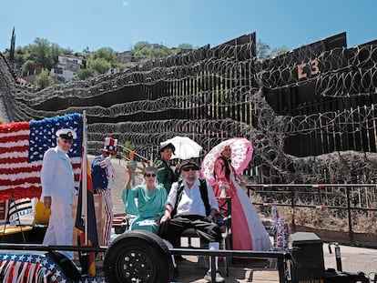 Una marcha por el 4 de julio en Nogales, Arizona, pasa cerca de la frontera con México.